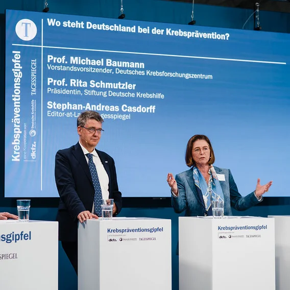 Prof. Rita Schmutzler spricht auf dem Podium über Krebsprävention in Deutschland, neben ihr Michael Baumann vom DKFZ und Stephan-Andreas Casdorff vom Tagesspiegel.