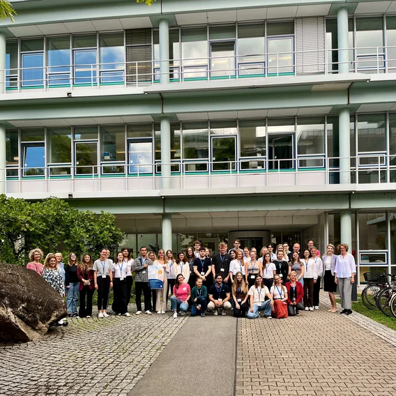 Gruppenfoto der Teilnehmenden der Summer School 2025 vor einem Gebäude des DKFZ