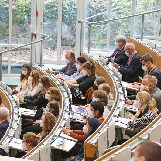 Teilnehmende der ICCP 2022 im Hörsaal des DKFZ in Heidelberg.