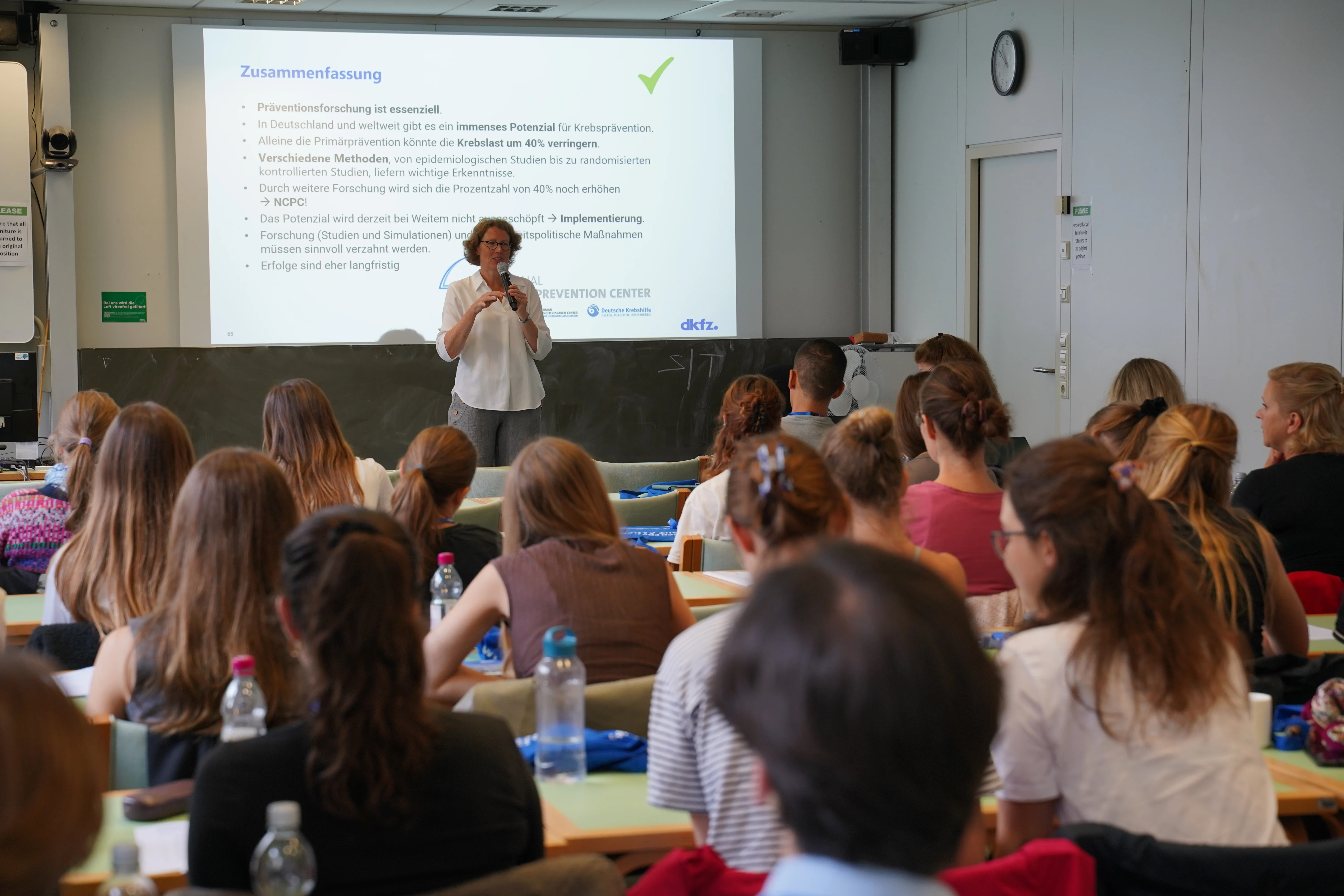 Medizinstudierende in einem Seminarraum der Summer School für Krebsprävention in Heidelberg