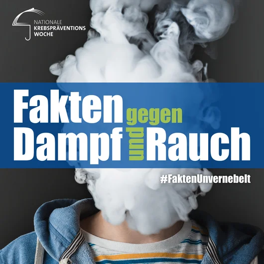 Kampagnenmotiv der Nationalen Krebspräventionswoche: Person hinter Rauchwolke mit Schriftzug "Fakten gegen Dampf und Rauch"