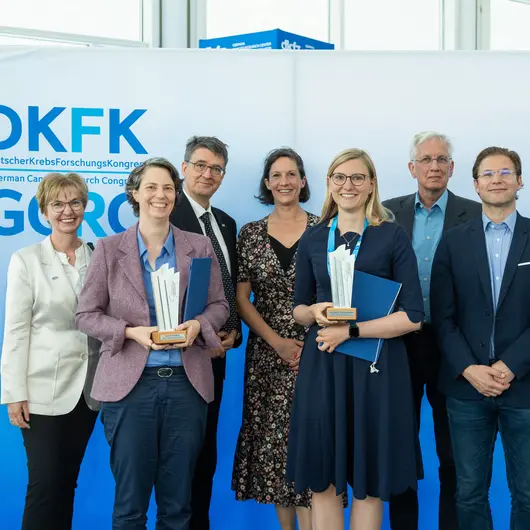 Auf dem Foto sind die Personen mit aktiven Parts im Rahmen der Preisverleihung zu sehen: V. l. n. r.: Ursula Weyrich, Kaufmännischer Vorstand DKFZ; Preisträgerin Ute Mons; Michael Baumann, Vorstandsvorsitzender DKFZ; Catharina Seegelken, Geschäftsführerin der Manfred Lautenschläger-Stiftung; Preisträgerin Carolin Schneider; Rudolf Kaaks und Mathias Heikenwälder, die beiden Laudatoren
